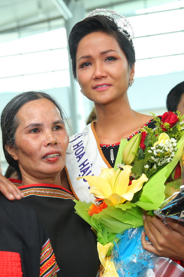 HHen Niê òa khóc khi được người dân Ê đê chào đón ở sân bay